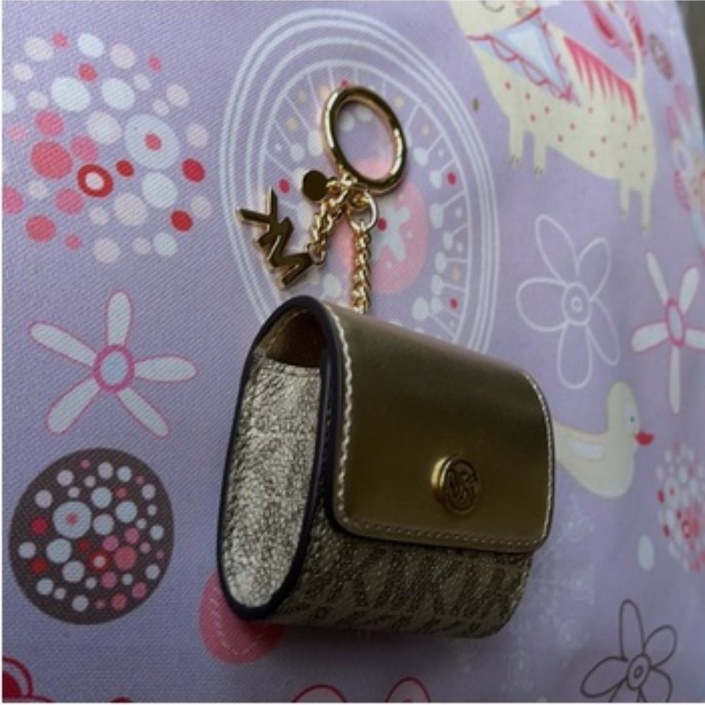 Michael Kors Jet Set Travel AirPod Case - Picture 3 of 15